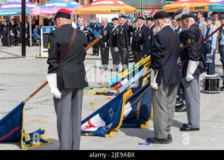 Evento di commemorazione militare della Giornata delle forze armate ad High Street, Southend on Sea, Essex, Regno Unito. Portacolori veterani, abbassati Foto Stock