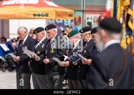 Evento di commemorazione militare della Giornata delle forze armate ad High Street, Southend on Sea, Essex, Regno Unito. I veterani cantano inni Foto Stock