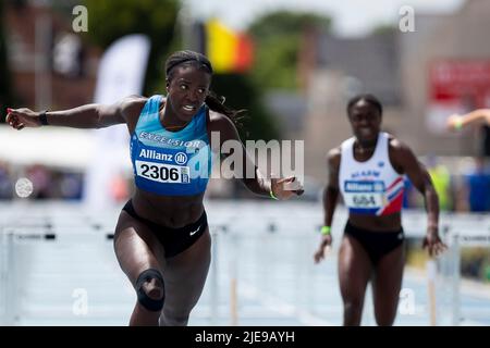 Il belga Anne Zagre ha ritratto in azione durante la gara di hurdles femminile del 100m, al campionato di atletica belga, domenica 26 giugno 2022, a Gentbrugge. BELGA FOTO KRISTOF VAN ACCOM Foto Stock