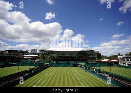 Una vista generale davanti al Campionato di Wimbledon 2022 all'All England Lawn Tennis and Croquet Club, Wimbledon. Data foto: Domenica 26 giugno 2022. Foto Stock