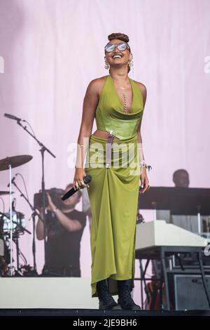 Glastonbury, Regno Unito. 25th giugno 2022. Joy Crookes si esibisce al West Holts Stage al Glastonbury Festival, presso la Worthy Farm di Somerset. Data foto: Sabato 25 giugno 2022. Il credito fotografico dovrebbe leggere: David Jensen/Empics/Alamy Live News Foto Stock