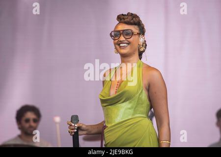 Glastonbury, Regno Unito. 25th giugno 2022. Joy Crookes si esibisce al West Holts Stage al Glastonbury Festival, presso la Worthy Farm di Somerset. Data foto: Sabato 25 giugno 2022. Il credito fotografico dovrebbe leggere: David Jensen/Empics/Alamy Live News Foto Stock