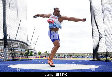 Lawrence Okoye in azione durante il MenÕs Discus durante il terzo giorno del Muller UK Athletics Championships tenuto presso la Manchester Regional Arena. Data foto: Domenica 26 giugno 2022. Foto Stock