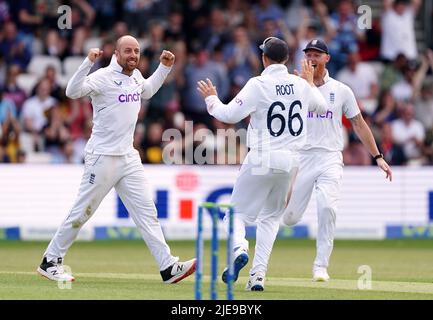 Il Jack Leach d'Inghilterra festeggia il lancio del cazzo Michael Bracewell della Nuova Zelanda con i compagni di squadra Joe Root e ben Stokes (a destra) durante il quarto giorno del terzo LV= Insurance Test Series Match allo stadio Emerald Headingley di Leeds. Data foto: Domenica 26 giugno 2022. Foto Stock