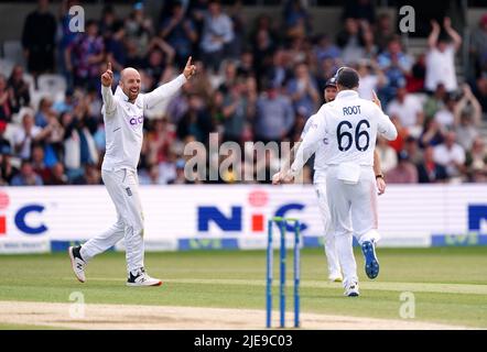 Il Jack Leach d'Inghilterra festeggia il lancio del cazzo Michael Bracewell della Nuova Zelanda con i compagni di squadra Joe Root e ben Stokes durante il quarto giorno del terzo LV= Insurance Test Series Match all'Emerald Headingley Stadium di Leeds. Data foto: Domenica 26 giugno 2022. Foto Stock