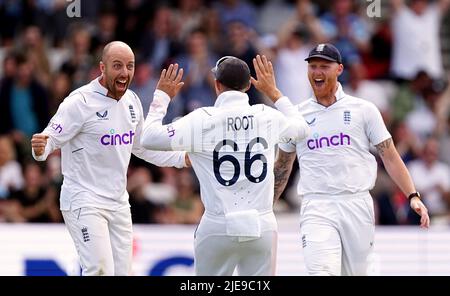 Il Jack Leach d'Inghilterra festeggia il lancio del cazzo Michael Bracewell della Nuova Zelanda con i compagni di squadra Joe Root e ben Stokes (a destra) durante il quarto giorno del terzo LV= Insurance Test Series Match allo stadio Emerald Headingley di Leeds. Data foto: Domenica 26 giugno 2022. Foto Stock