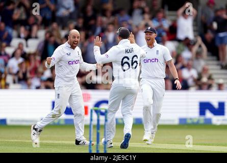 Il Jack Leach d'Inghilterra festeggia il lancio del cazzo Michael Bracewell della Nuova Zelanda con i compagni di squadra Joe Root e ben Stokes (a destra) durante il quarto giorno del terzo LV= Insurance Test Series Match allo stadio Emerald Headingley di Leeds. Data foto: Domenica 26 giugno 2022. Foto Stock