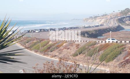 Pacific Coast Highway, Torrey Pines state Beach, auto che guidano sulla strada 1, superstrada 101 da San Diego a del Mar. Ocean onde di mare, litorale roadtrip estetico, viaggiando durante le vacanze. California Stati Uniti. Foto Stock