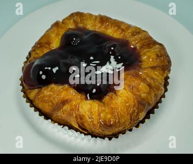 Torta di mirtilli danesi su piatto bianco. Foto Stock