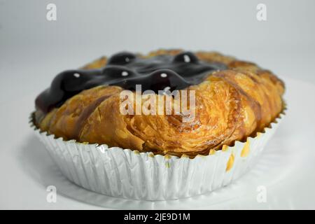 Torta di mirtilli danesi su piatto bianco. Foto Stock