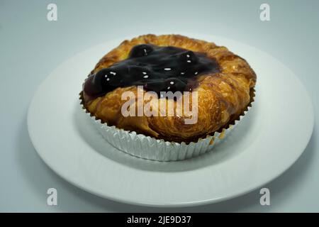 Torta di mirtilli danesi su piatto bianco. Foto Stock