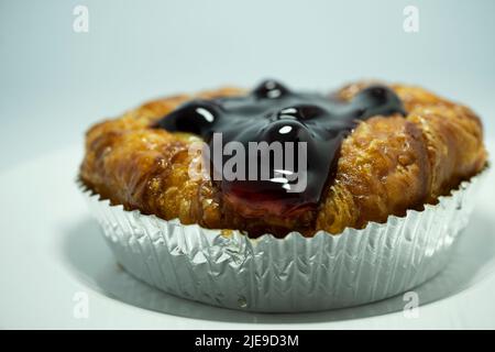 Torta di mirtilli danesi su piatto bianco. Foto Stock