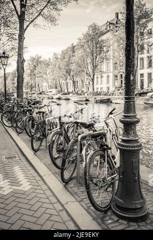 Amsterdam, paesi bassi, biciclette e canali Foto Stock