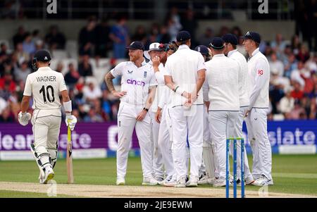 Jack Leach d'Inghilterra con i suoi compagni di squadra dopo aver licenziato Neil Wagner della Nuova Zelanda durante il quarto giorno del terzo LV= Insurance Test Series Match allo stadio Emerald Headingley di Leeds. Data foto: Domenica 26 giugno 2022. Foto Stock