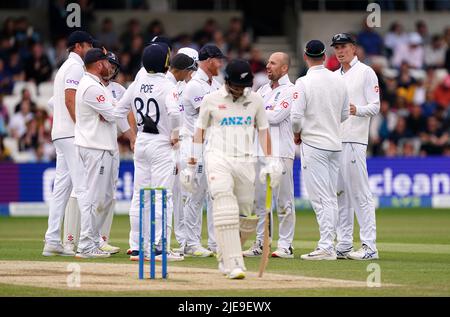 Jack Leach d'Inghilterra con i suoi compagni di squadra dopo aver licenziato Neil Wagner della Nuova Zelanda durante il quarto giorno del terzo LV= Insurance Test Series Match allo stadio Emerald Headingley di Leeds. Data foto: Domenica 26 giugno 2022. Foto Stock