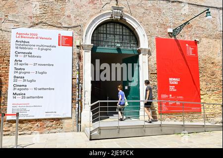 Venezia, Italia. Giugno 17, 2022. Pubblicità per la Biennale Arte 2022 Foto Stock