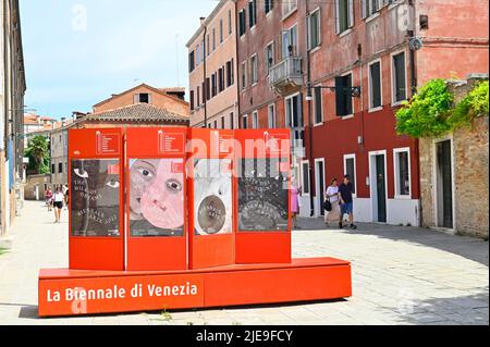 Venezia, Italia. Giugno 17, 2022. Pubblicità per la Biennale Arte 2022 Foto Stock