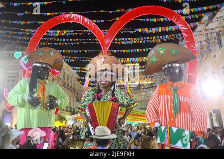 Salvador, Brasile. 25th giugno 2022. Movimento, questo Sabato, (25), durante il penultimo giorno delle festività di giugno di São João, a Pelourinho, in Salvador, (BA). Nella foto, movimento e decorazione nel mese di giugno a Praa do Cruzeiro de São Francisco. Credit: Mauro Akiin Nassor/FotoArena/Alamy Live News Foto Stock