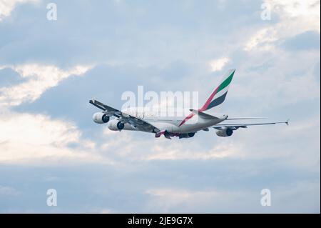 25.06.2022, Berlino, Germania, Europa - un aereo Emirates Airline Airbus A380-800 passeggeri decporta dall'aeroporto di Berlino Brandeburgo BER. Foto Stock