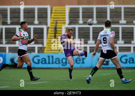 Newcastle, Regno Unito. 26th giugno 2022. NEWCASTLE UPON TYNE, REGNO UNITO. GIUGNO 26th Josh Woods di Newcastle Thunder calcia durante la partita DEL campionato TRA Newcastle Thunder e Workington Town a Kingston Park, Newcastle domenica 26th giugno 2022. (Credit: Chris Lishman | MI News) Credit: MI News & Sport /Alamy Live News Foto Stock