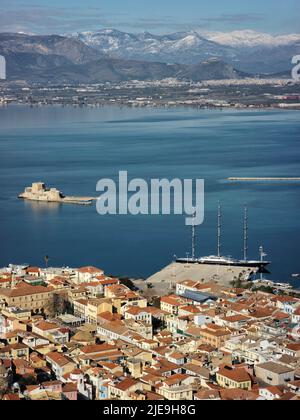 Bella città nel Peloponneso orientale così come una delle città più romantiche in tutta la Grecia, Nafplio Foto Stock