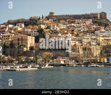 Kavala è una città della Grecia, la seconda nel nord del paese e il porto principale della Macedonia orientale, nella baia di Kavala di fronte al Tassos. Foto Stock