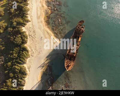 Dimitrios Shipwreck. Misteriosa nave abbandonata sulla spiaggia di Valtaki era una piccola nave da carico bruciata per la quale ci sono diverse teorie. Peloponneso Foto Stock