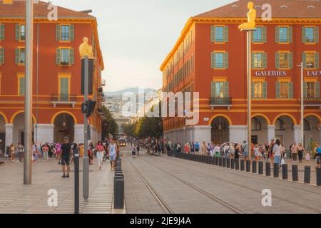 Nizza, Francia, 2022.06.12: Alto angolo di vista di Place Massena al tramonto. Persone accessorie. Foto Stock