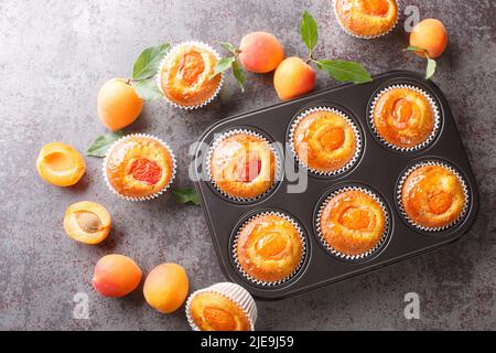 Muffin all'albicocca veggie in una teglia da forno sul tavolo. Vista dall'alto orizzontale dall'alto Foto Stock