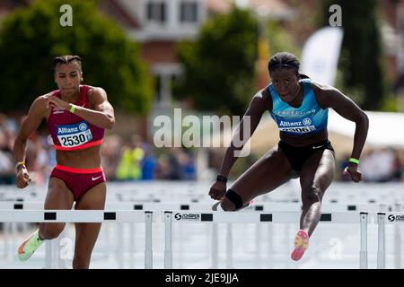 Il belga Nafissatou Nafi Thiam e il belga Anne Zagre hanno ritratto in azione durante la gara di hurdles femminile del 100m, ai campionati di atletica belga, domenica 26 giugno 2022, a Gentbrugge. BELGA FOTO KRISTOF VAN ACCOM Foto Stock