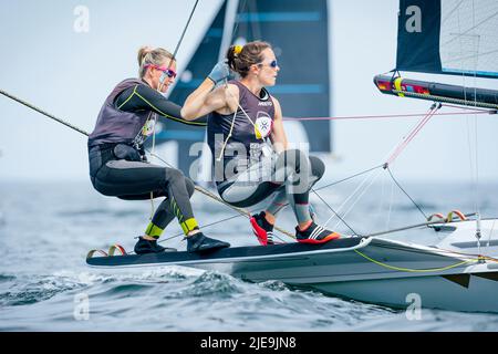 Kiel, Germania. 26th giugno 2022. Gare di vela della settimana Kiel 2022 di fronte al Centro Olimpico di Schilksee. Helmswoman Tina Lutz e Susann Beucke (r) corrono nella Medal Race, l'ultima gara della loro carriera congiunta nel 49erFX, coronata dalla medaglia d'argento ai Giochi Olimpici di Tokyo del 2021. Credit: Sascha Klahn/dpa/Alamy Live News Foto Stock