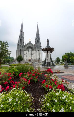 Bella fontana di fronte alla maestosa Basilica di Sainte-Anne-de-Beaupre, Cattedrale, Quebec un importante santuario cattolico. Foto Stock