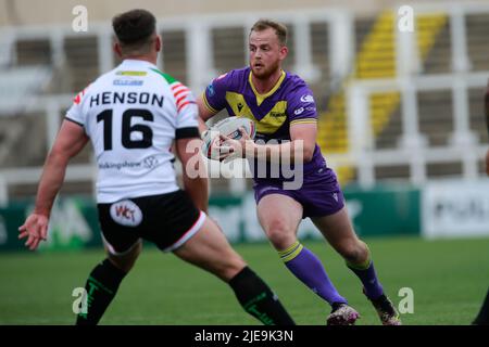 Newcastle, Regno Unito. 26th giugno 2022. NEWCASTLE UPON TYNE, REGNO UNITO. GIU 26th Josh Woods of Newcastle Thunder taglia all'interno durante la partita DI campionato TRA Newcastle Thunder e Workington Town a Kingston Park, Newcastle domenica 26th giugno 2022. (Credit: Chris Lishman | MI News) Credit: MI News & Sport /Alamy Live News Foto Stock