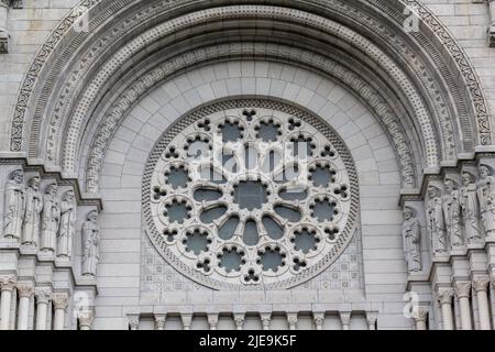 Arte sulla facciata della Basilica di Sainte-Anne-de-Beaupre, Cattedrale, Quebec un santuario cattolico, riceve 0,5 milioni di pellegrini ogni anno Foto Stock