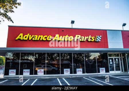 L'Advance Auto Parts Pep Boys a Modesto California USA Foto Stock