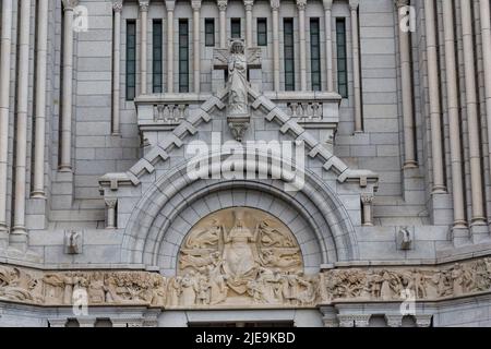 Arte sulla facciata della Basilica di Sainte-Anne-de-Beaupre, Cattedrale, Quebec un santuario cattolico, riceve 0,5 milioni di pellegrini ogni anno Foto Stock