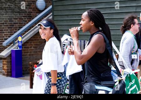 Londra, UK, 26th giugno 2022: Coco Gauff (M) dagli Stati Uniti dopo la pratica prima del Wimbledon Tennis Championships 2022 presso l'All England Lawn Tennis and Croquet Club di Londra. Credit: Frank Molter/Alamy Live news Foto Stock