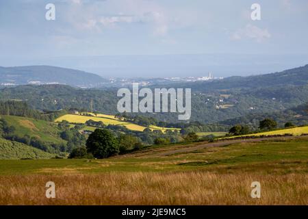 La vista di Baglan Bay e Port Talbot Sandfields dalla montagna Gwrhyd nella Swansea Valley, Galles del Sud Regno Unito Foto Stock