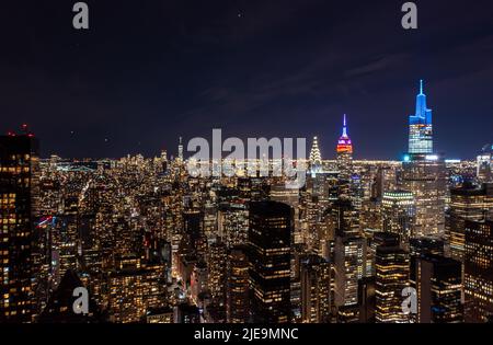 Picchi colorati in cima a famosi grattacieli, Chrysler, Empire state e One Vanderbilt. Incredibile scena notturna della città. Manhattan, New York City, USA Foto Stock