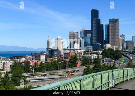 Paesaggio urbano dello skyline di Seattle guardando verso nord verso la città dal Dr Jose P. Rizal Bridge con skyscapers e Interstate 5 Foto Stock