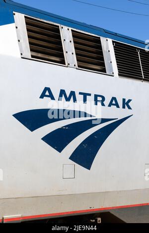 Edmonds, WA, USA - 24 giugno 2022; logo Amtrak sul lato di una locomotiva in blu su argento Foto Stock