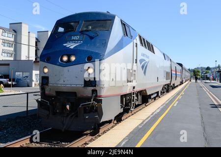 Edmonds, WA, USA - 24 giugno 2022; Amtrak Empire builder si avvicina alla fine del lungo viaggio da Chicago con una tappa finale a Edmonds Foto Stock