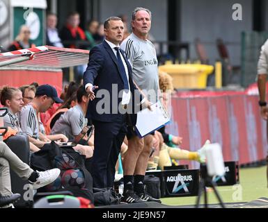 L'allenatore belga Ives Serneels e l'assistente allenatore belga Kris Vanderhaegen hanno illustrato durante la partita amichevole tra la squadra nazionale belga di calcio femminile, le fiamme rosse e la squadra nazionale femminile di calcio austriaca, a Lier, domenica 26 giugno 2022. BELGA FOTO DAVID CATRY Foto Stock