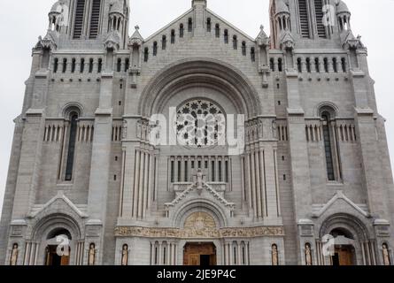 Arte sulla facciata della Basilica di Sainte-Anne-de-Beaupre, Cattedrale, Quebec un santuario cattolico, riceve 0,5 milioni di pellegrini ogni anno Foto Stock