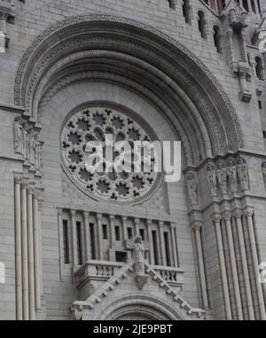 Arte sulla facciata della Basilica di Sainte-Anne-de-Beaupre, Cattedrale, Quebec un santuario cattolico, riceve 0,5 milioni di pellegrini ogni anno Foto Stock