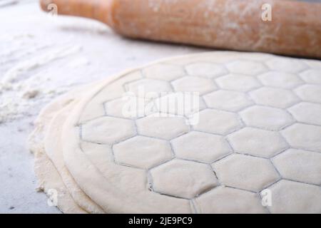 il processo di produzione di gnocchi con carne, pasta con carne. Foto Stock