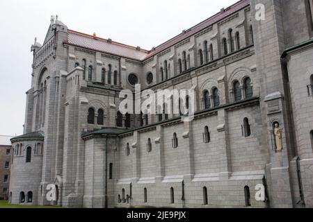 Profilo laterale della Basilica di Sainte-Anne-de-Beaupre, Cattedrale, Quebec. Il santuario cattolico conosciuto come la chiesa di Miracle riceve 0,5 milioni di pellegrini l'anno Foto Stock