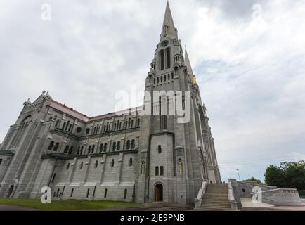 Profilo laterale della Basilica di Sainte-Anne-de-Beaupre, Cattedrale, Quebec. Il santuario cattolico conosciuto come la chiesa di Miracle riceve 0,5 milioni di pellegrini l'anno Foto Stock