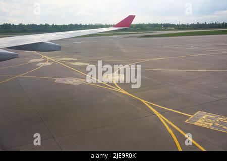 Linee di taxi gialle dell'aeroporto marcature sul grembiule su asfalto di cemento, segno per i piloti di aeroplano Foto Stock