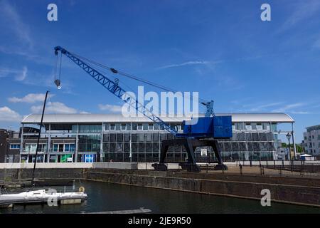 Dockside Crane and Techniquest Centre, Cardiff Bay, Cardiff, S. Wales. Foto Stock